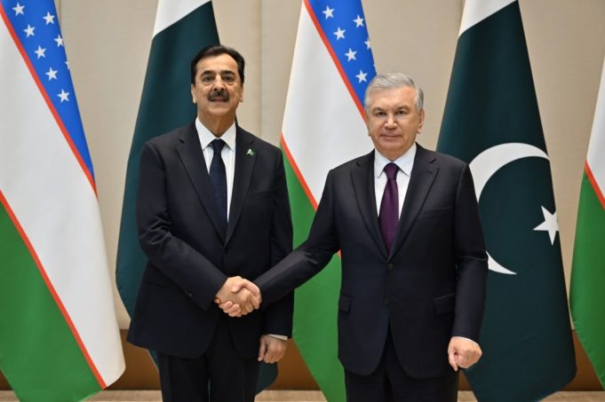 آئی پی یو اسمبلی کے موقع پر ازبک صدر کی چیئرمین سینیٹ یوسف رضا گیلانی سے ملاقات