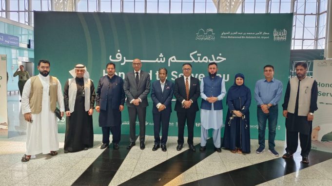 Director General Hajj Abdul Wahab Soomro, Director Hajj Madinah Zia-ur-Rehman, and senior officials on Tuesday morning, April 29, 2025, warmly welcomed the season’s first Hajj flight from Islamabad, carrying 393 pilgrims at he Prince Mohammad Bin Abdulaziz International Airport, Madinah.