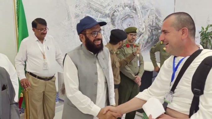 Federal Minister for Religious Affairs Sardar Muhammad Yousaf received the first direct flight from Islamabad under the “Route to Makkah” initiative. Director General Hajj Abdul Wahab Soomro, Chief Coordinator Hajj Operations Dr. Mirza Ali Mehsud, Director Makkah Azizullah Khan, Consul General Khalid Majid, along with Saudi officials, welcomed the pilgrims at the Jeddah Airport.