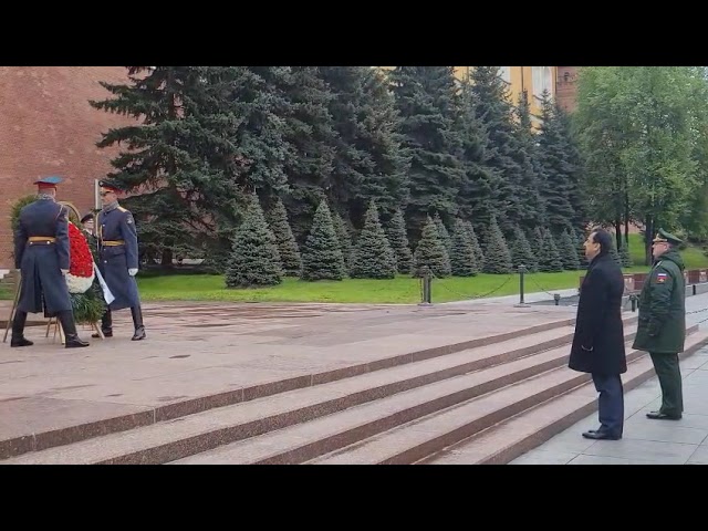 Senate Chairman Syed Yousaf Raza Gillani paid homage at the Tomb of the Unknown Soldier in Moscow during his important visit to Russia. He laid a wreath at the monument to honour the soldiers who sacrificed their lives during World War II.