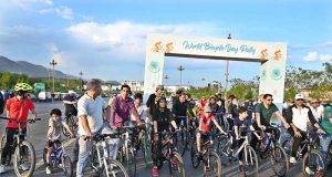 Participants ride through Islamabad from D-Chowk to Serena Hotel during the ‘World Bicycle Day Rally’ organized by the Embassy of Turkmenistan in collaboration with Serena Hotels, Sunday, June 1, 2025.