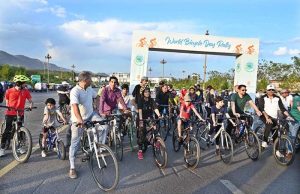Participants ride through Islamabad from D-Chowk to Serena Hotel during the ‘World Bicycle Day Rally’ organized by the Embassy of Turkmenistan in collaboration with Serena Hotels, Sunday, June 1, 2025.