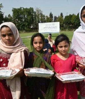 Muslim World League distributes sacrificial meat of nearly 600 sheep to underprivileged families in Pakistan
