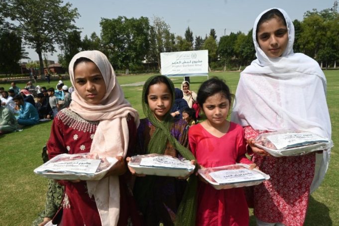 Muslim World League distributes sacrificial meat of nearly 600 sheep to underprivileged families in Pakistan