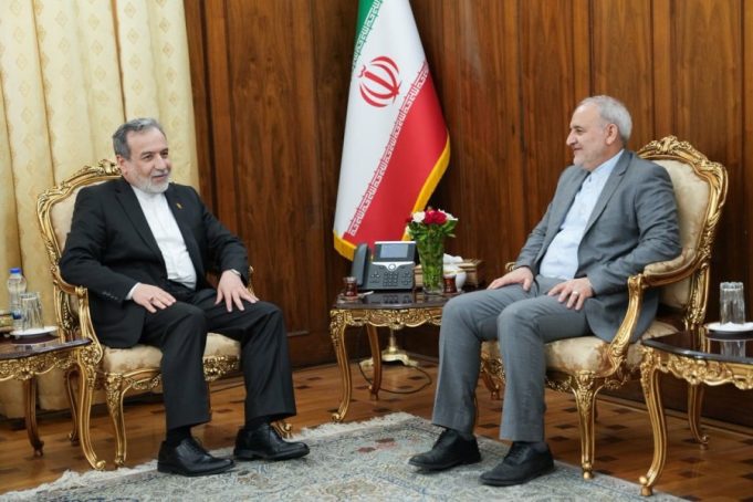 Iran, Pakistan pledge stronger ties, vow to implement presidential visit agreements