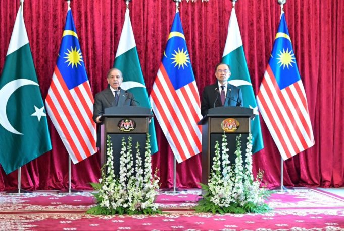 Prime Minister Shehbaz Sharif, Malaysian Premier Anwar Ibrahim deliver joint press statement in Putrajaya