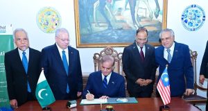 KUALA LUMPUR: Prime Minister Shehbaz Sharif writes remarks in visitors’ book at the International Islamic University Malaysia
