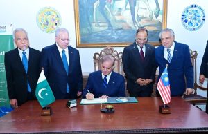 KUALA LUMPUR: Prime Minister Shehbaz Sharif writes remarks in visitors’ book at the International Islamic University Malaysia