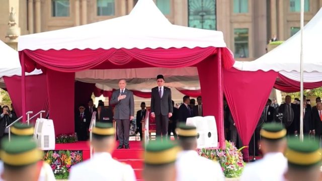 Prime Minister Shehbaz Sharif receives ‘Guard of Honour’ as he meets Malaysian premier Anwar Ibrahim at Perdana Putra
