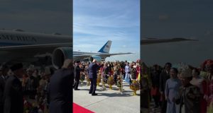 President Donald Trump joins traditional dance during arrival ceremony in Malaysia 🇺🇸🇲🇾