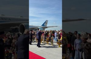 President Donald Trump joins traditional dance during arrival ceremony in Malaysia 🇺🇸🇲🇾