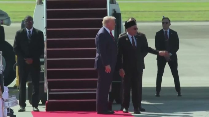 President Trump arrives in Malaysia after 20-hour flight to sign historic Cambodia-Thailand peace deal πΊπΈπ²πΎ