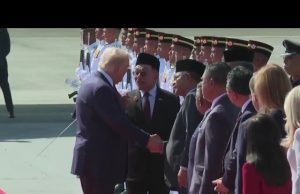 President Trump receives warm welcome from Malaysian officials upon arrival at Kuala Lumpur International Airport 🇺🇸🇲🇾