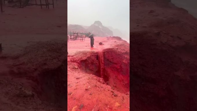Heavy rainfall transforms Sahel Sorkh (Red Beach) on Iran’s Hormoz Island into a striking natural spectacle, as iron oxide–rich soil—dominated by the mineral hematite—intensifies the shoreline’s vivid red hue.
