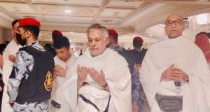 Ishaq Dar performs Umrah after OIC meeting, prays for Pakistan, unity of Muslim Ummah