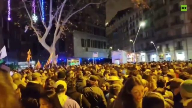 Barcelona rallies in solidarity with Venezuela amid opposition to U.S. actions