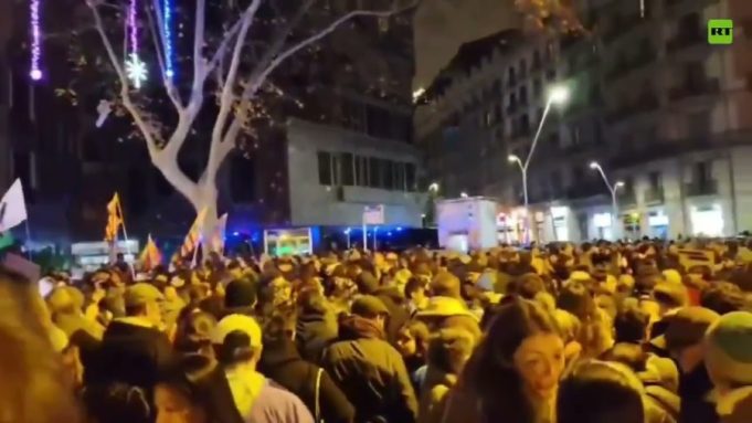 Barcelona rallies in solidarity with Venezuela amid opposition to U.S. actions