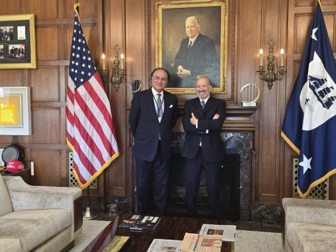 Aurangzeb meets U.S. Commerce Secretary Lutnick, discusses trade, investment expansion