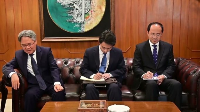 Dar meets Chinese envoy, discusses post-Islamabad Talks developments; Beijing lauds Pakistan’s diplomatic role