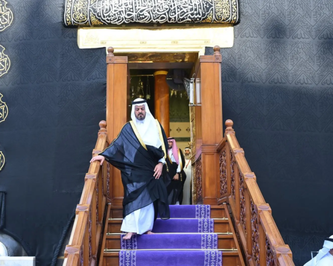 Deputy Governor Makkah washes Holy Kaaba on behalf of King Salman