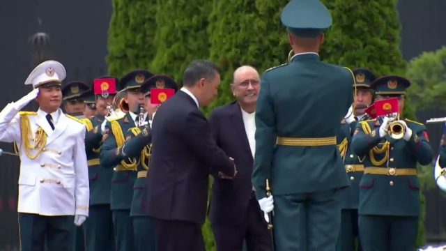 President Zardari accorded ceremonial welcome at Rukh Ordo Cultural Complex by Kyrgyz President